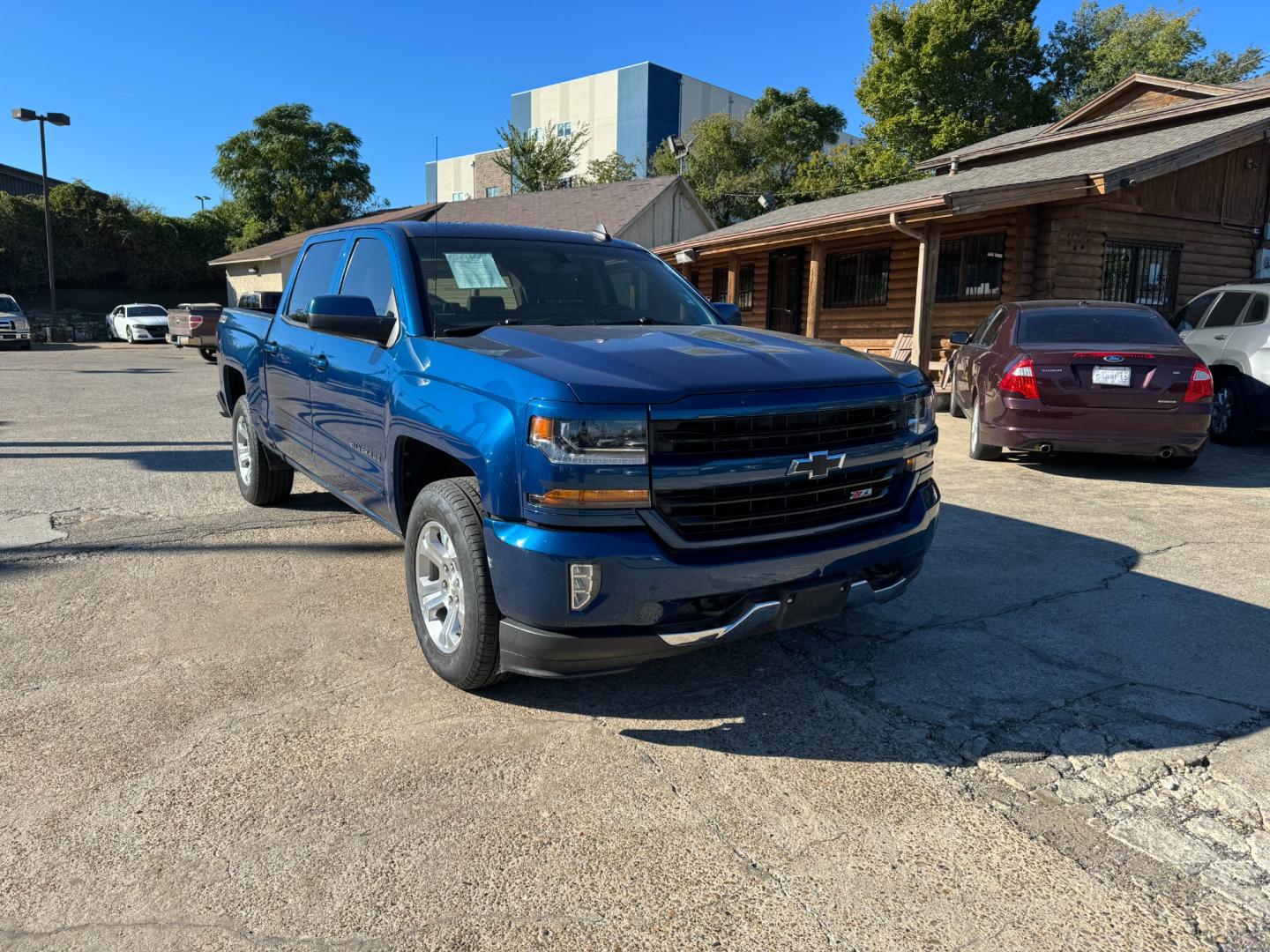 2017 Chevrolet Silverado 1500 LT Crew Cab 4WD (3GCUKREC7HG) with an 5.3L V8 OHV 16V engine, 6A transmission, located at 945 E. Jefferson Blvd, Dallas, TX, 75203, (214) 943-7777, 32.752514, -96.811630 - Photo#1